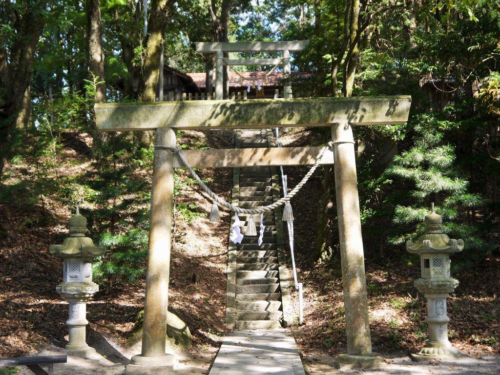丸山神社のふな岩