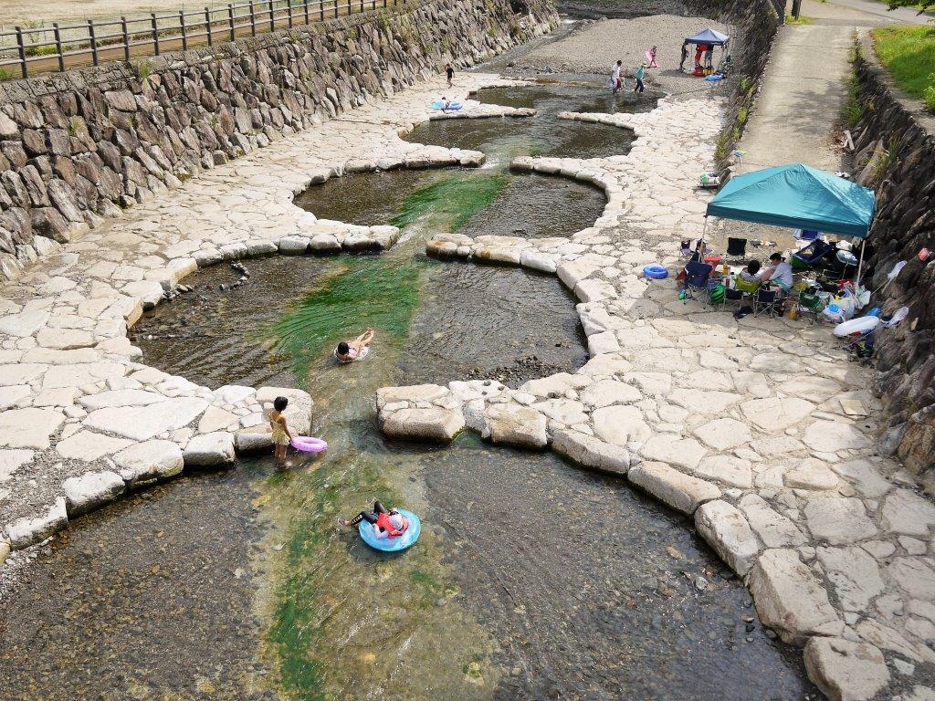 和歌山 関西で川遊びの穴場 子供が安心して遊べる猪谷川水辺公園 大阪食べ歩き 旅 グルメ放浪記